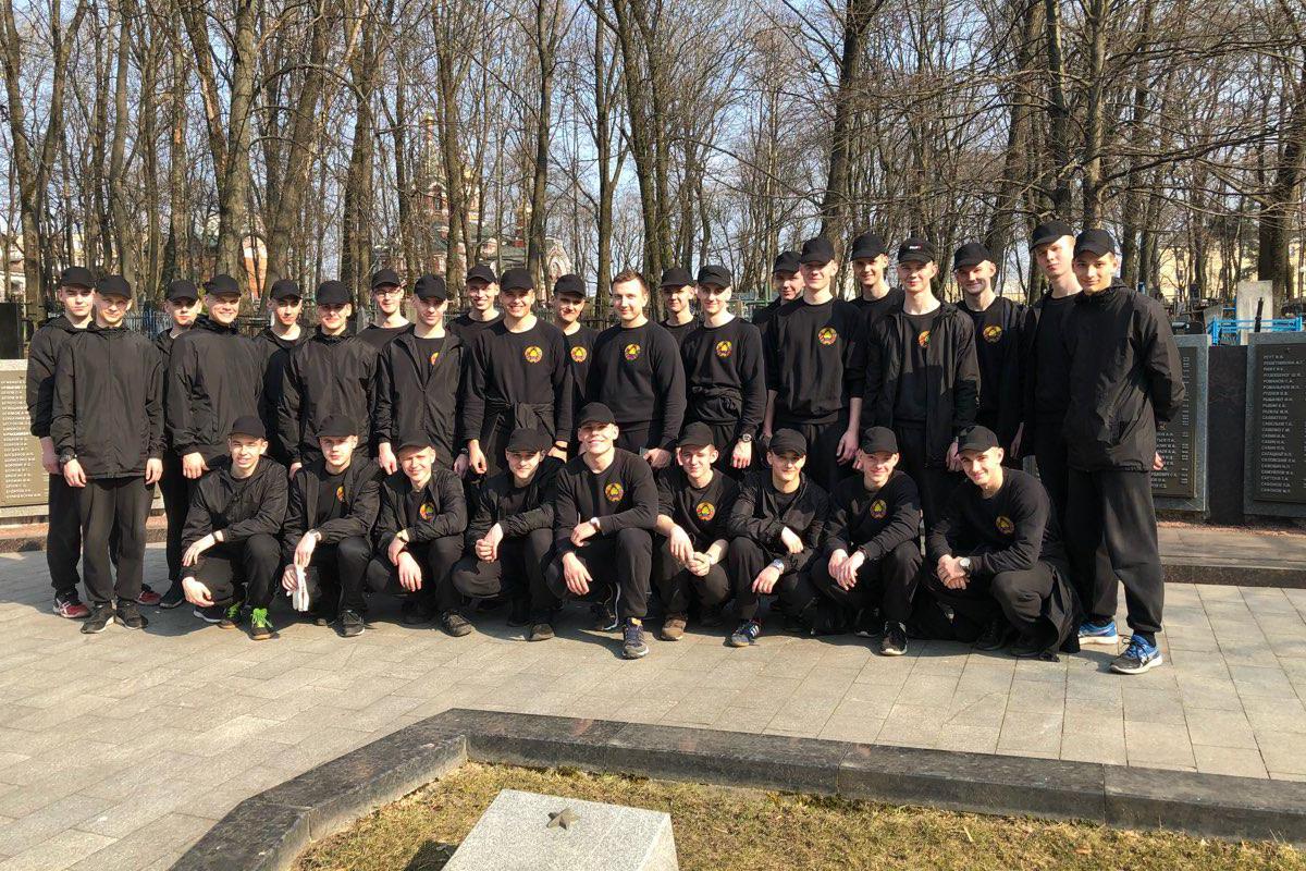 Курсанты приняли участие в акции по благоустройству Военного кладбища